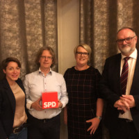 von links: Die Kandidaten Claudia Roßgotterer, Andreas Dietz und Vera Spörl mit Oberbürgermeister Jürgen Dupper